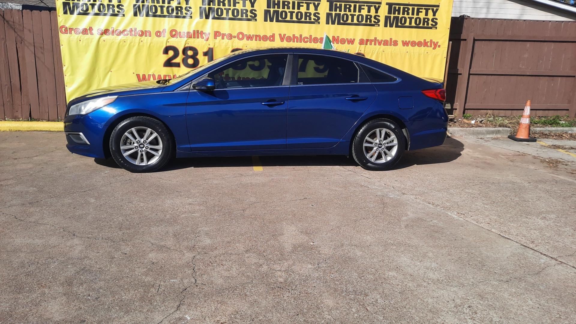 2016 Hyundai Sonata SE (5NPE24AF6GH) with an 2.4L L4 DOHC 16V engine, 7A transmission, located at 16710 Clay Rd., Houston, TX, 77084, (281) 859-7900, 29.834864, -95.656166 - Photo#0